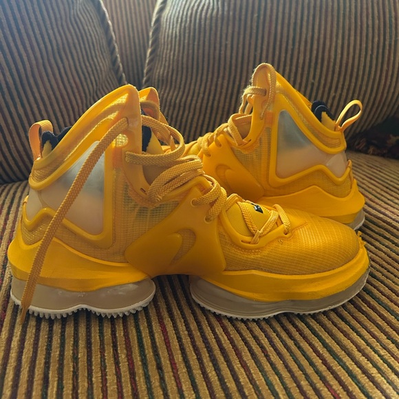 Yellow/Gold Lebron XIX - Picture 3 of 3